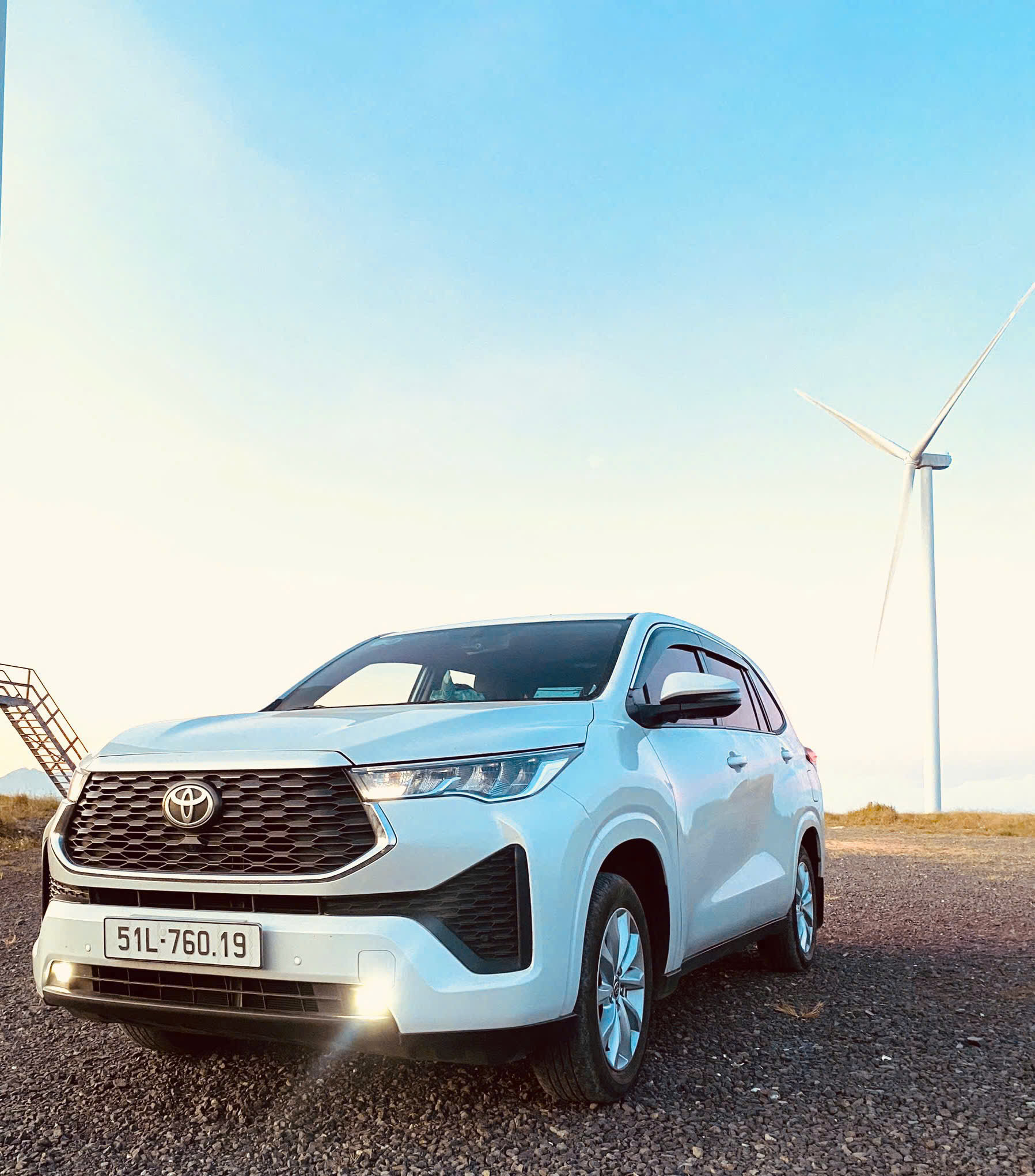 Xe Toyota màu trắng phục vụ tuyến thuê xe HCM đi Đà Lạt – Happy Trip Việt Nam Travel